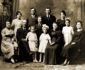 The Lewis & Anna Dah Family in 1918