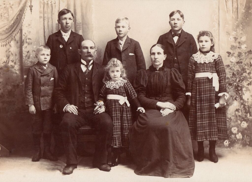 Olof & Helena Dahlgren family in about 1903