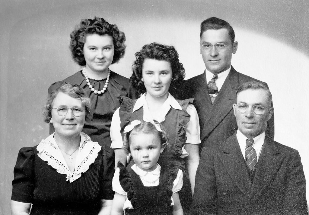Helmer & Minnie Eastvold family in 1944