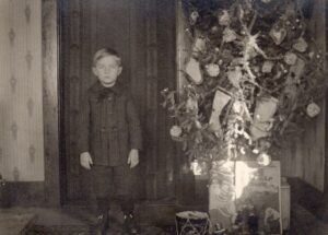 Omer Espe by Christmas tree in 1922